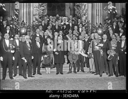 Una fotografia stampa riporta il re Aman Allah dell'Afghanistan e la regina Soraya al municipio di Parigi il 25 gennaio 1928. Il ritratto collettivo include funzionari e dignitari francesi durante la visita reale in Francia nel periodo tra le due guerre. Foto Stock