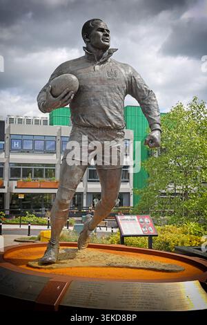 Statua di RIP Sir Billy Boston nel centro città di Wigan, Greater Manchester, Inghilterra, Regno Unito, vista a figura intera. Wigan Warriors & giocatore della Coppa del Mondo di Rugby Foto Stock
