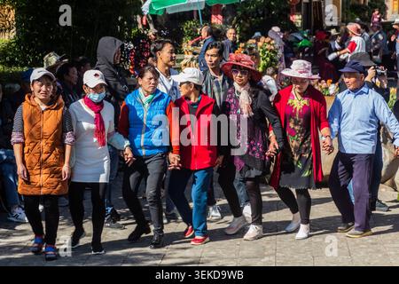 LIJIANG, CINA - 8 NOVEMBRE 2019: La gente locale danzerà nella città vecchia di Lijiang, provincia dello Yunnan, Cina Foto Stock