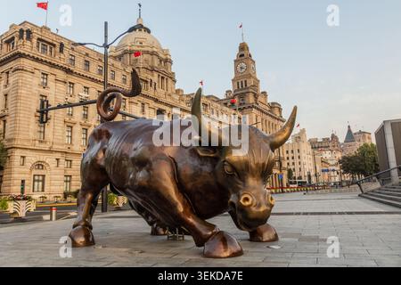 SHANGHAI, CINA - 24 OTTOBRE 2019: Bund Financial Bull a Shanghai, Cina Foto Stock