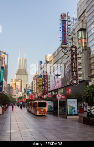 SHANGHAI, CINA - 24 OTTOBRE 2019: Pedestrian Nanjing Road a Shanghai, Cina Foto Stock