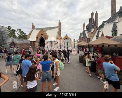 ORLANDO, Florida - 31 maggio 2026: Un'ampia vista dei turisti del parco a tema che esplorano le strade innevate del villaggio di Hogsmeade a Islands of Adventure. Foto Stock
