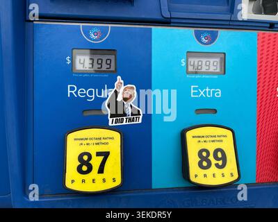 Un adesivo Trump che dice che l'ho fatto indicando gli alti prezzi del gas in una stazione di servizio di Washington DC in Connecticut Ave NW. 28 aprile 2026 Foto Stock