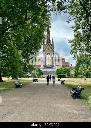 Albert Memorial e Royal Albert Hall Kensington Gardens di Londra Foto Stock