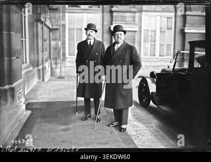 Il conte Volpi e il barone Avezzana si riuniscono al Quai d'Orsay di Parigi il 30 gennaio 1926 in una fotografia stampa che registra la presenza dei due personaggi pubblici italiani durante l'attività diplomatica nella capitale francese. Foto Stock