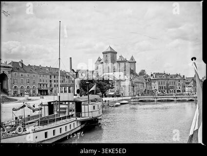 Una fotografia stampa senza titolo registra Annecy e il Museo del Castello di Annecy in alta Savoia. L'immagine fa parte della documentazione associata alla regione di viaggio PLM e conserva l'aspetto di un importante punto di riferimento culturale nelle Alpi francesi. Foto Stock