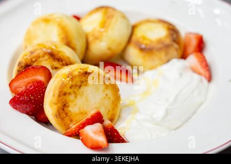 Frittelle di formaggio cottage, dolce colazione alla fragola Foto Stock