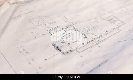 Architettura, schizzi e progetti su scrivania, cantiere e attrezzature per lo sviluppo di proprietà. Creatività, planimetria e documenti per l'edificio Foto Stock