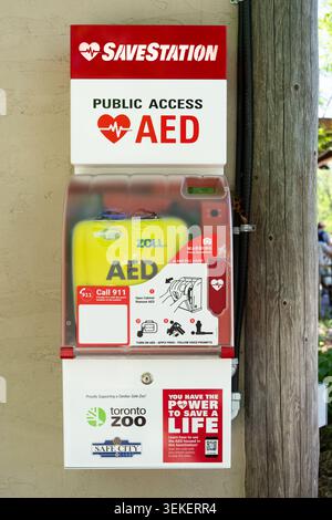Toronto, Canada - 31 maggio 2026: Stazione AED SaveStation di accesso pubblico allo zoo di Toronto Foto Stock