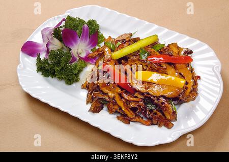 Maiale affumicato fritto in padella con germogli di bambù placcati Foto Stock
