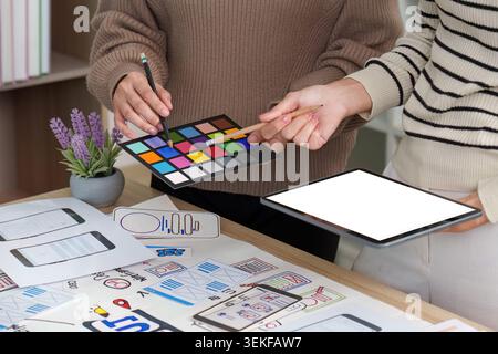 Donne designer che collaborano allo sviluppo di app mobili UI UX Foto Stock
