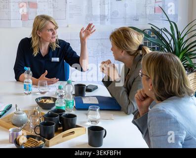 Potsdam, Germania. 2 giugno 2026. Stefanie Hubig (r, SPD), Ministro federale della giustizia e della protezione dei consumatori, e Karin Prien (M, CDU), Ministro federale dell'istruzione, della famiglia, anziani, donne e giovani, parlano con il preside Dörte Schubert (l) al Dalton-Gymnasium Potsdam prima di una discussione con gli alunni del 9 e 10 anni. L'argomento dell'evento era "digitalizzare insieme - partecipazione, empowerment e protezione". Credito: Soeren Stache/dpa/Alamy Live News Foto Stock