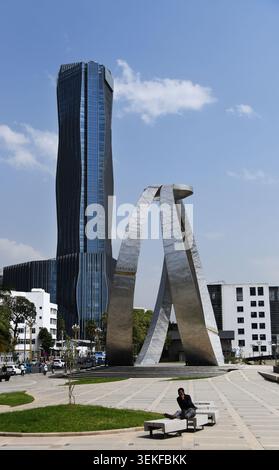 Scultura dell'anello gigante nel parco sul fiume Gihon ad Addis Abeba, Etiopia. Foto Stock