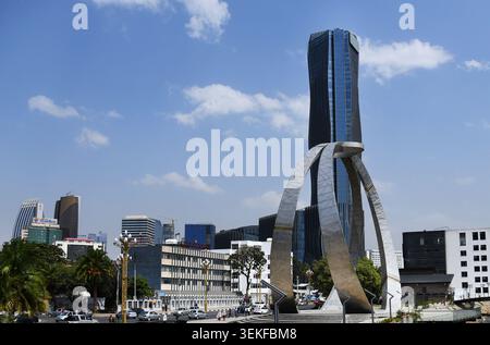 Scultura dell'anello gigante nel parco sul fiume Gihon ad Addis Abeba, Etiopia. Foto Stock