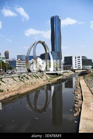 Scultura dell'anello gigante nel parco sul fiume Gihon ad Addis Abeba, Etiopia. Foto Stock