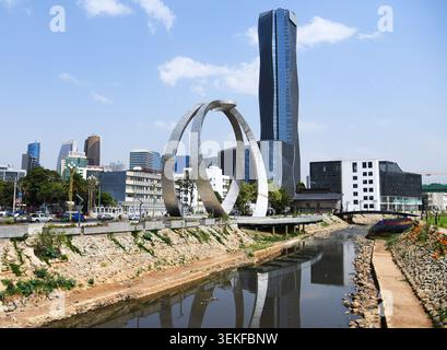 Scultura dell'anello gigante nel parco sul fiume Gihon ad Addis Abeba, Etiopia. Foto Stock