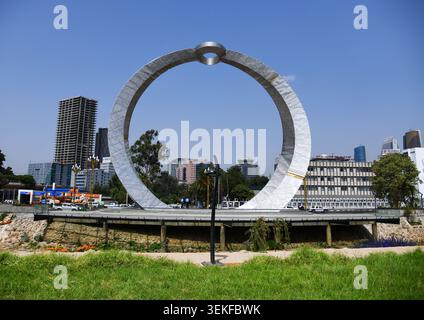 Scultura dell'anello gigante nel parco sul fiume Gihon ad Addis Abeba, Etiopia. Foto Stock