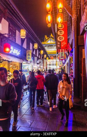 CHENGDU, CINA - 1 NOVEMBRE 2019: Vista notturna dell'antica via Jinli vicino al tempio Wenshu a Chengdu, Cina Foto Stock