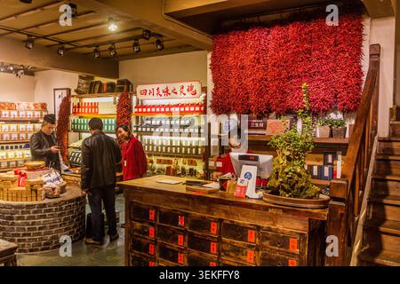 CHENGDU, CINA - 1 NOVEMBRE 2019: Piccolo negozio presso l'antica via Jinli vicino al tempio Wenshu a Chengdu, Cina Foto Stock