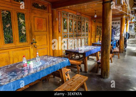 TIGER LEAPING GORGE, CINA - 9 NOVEMBRE 2019: Tavoli nella Naxi Guesthouse nella Tiger Leaping Gorge, provincia dello Yunnan, Cina Foto Stock