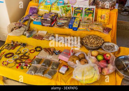 TIGER LEAPING GORGE, CINA - 9 NOVEMBRE 2019: Stand con vari rinfreschi presso il sentiero escursionistico nella Tiger Leaping Gorge, provincia dello Yunnan, Cina Foto Stock