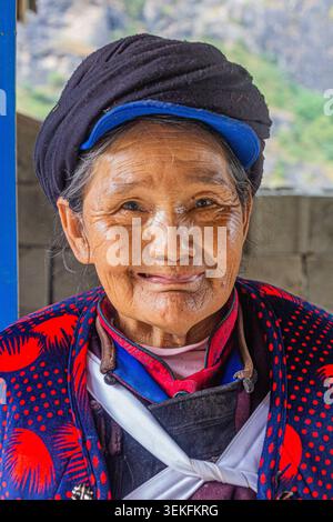 TIGER LEAPING GORGE, CINA - 10 NOVEMBRE 2019: Ritratto di una donna locale nella Tiger Leaping Gorge, provincia dello Yunnan, Cina Foto Stock