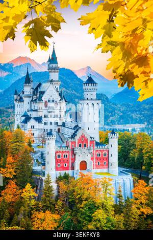 Neuschwanstein, Germania. Famoso paesaggio da favola autunnale in Baviera, ora dorata mattutina Foto Stock