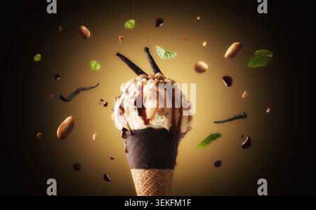 Gelato alla vaniglia condito con salsa al caramello e mandorle in un cono di waffle ricoperto di cioccolato, circondato da ingredienti galleggianti su un caldo dorato dorato Foto Stock