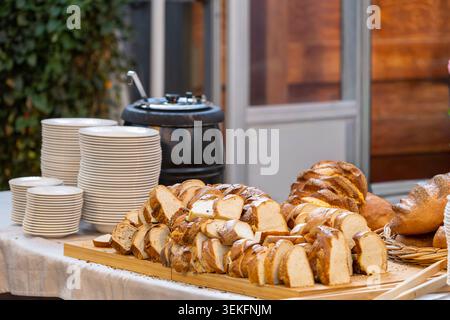 Assortimento di pane artigianale e pani affettati esposti per il servizio a buffet in Islanda Foto Stock