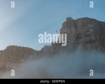 Vista aerea delle scogliere di Table Mountain e della funivia di città del Capo Foto Stock