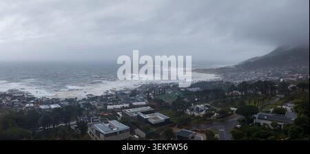 Vista aerea della costa atlantica di città del Capo vicino alla tempesta di Camps Bay Foto Stock