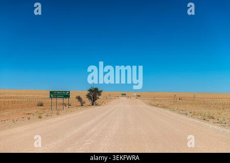C 26 strada sterrata nel deserto del Namib, Namibia Foto Stock