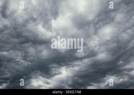 Foto di paesaggi mozzafiato. Nuvole di colore grigio intenso che creano una vista buia. Foto Stock
