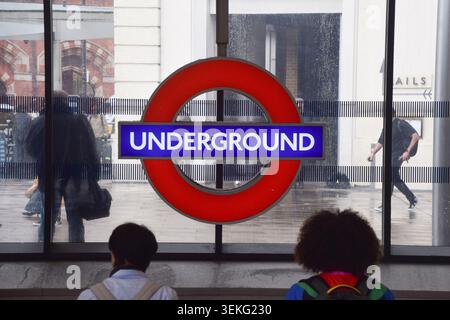 Londra, Regno Unito. 2 giugno 2026. Vista generale del cartello della metropolitana alla stazione di King's Cross mentre gli autisti della metropolitana di Londra rappresentati dalla RMT union organizzano un nuovo sciopero per l'introduzione di una settimana lavorativa di quattro giorni. Crediti: Vuk Valcic/Alamy Live News Foto Stock
