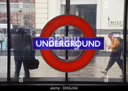 Londra, Regno Unito. 2 giugno 2026. Vista generale del cartello della metropolitana alla stazione di King's Cross mentre gli autisti della metropolitana di Londra rappresentati dalla RMT union organizzano un nuovo sciopero per l'introduzione di una settimana lavorativa di quattro giorni. Crediti: Vuk Valcic/Alamy Live News Foto Stock