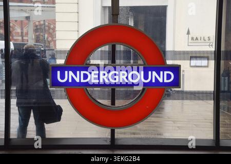 Londra, Regno Unito. 2 giugno 2026. Vista generale del cartello della metropolitana alla stazione di King's Cross mentre gli autisti della metropolitana di Londra rappresentati dalla RMT union organizzano un nuovo sciopero per l'introduzione di una settimana lavorativa di quattro giorni. Crediti: Vuk Valcic/Alamy Live News Foto Stock