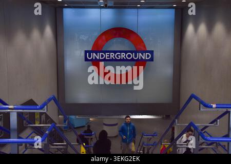 Londra, Regno Unito. 2 giugno 2026. Vista generale del cartello della metropolitana alla stazione di King's Cross mentre gli autisti della metropolitana di Londra rappresentati dalla RMT union organizzano un nuovo sciopero per l'introduzione di una settimana lavorativa di quattro giorni. Crediti: Vuk Valcic/Alamy Live News Foto Stock