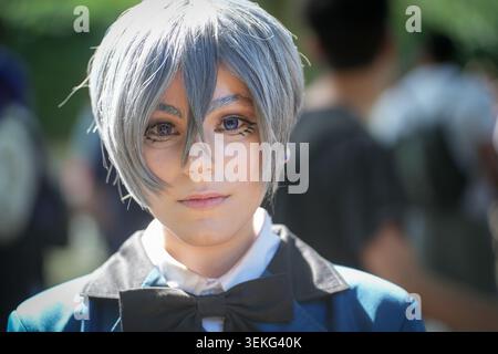 Un ritratto ravvicinato di un cosplayer vestito come il personaggio dell'anime Ciel Phantomhive di Black Butler, con dettagliate lenti a contatto colorate, un gre Foto Stock