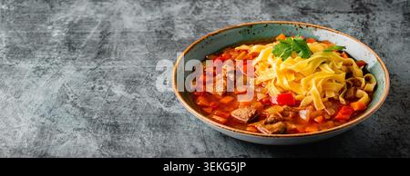 Zuppa di Lagman con agnello, spaghetti fatti in casa e verdure. Cucina dell'Asia centrale. Foto Stock