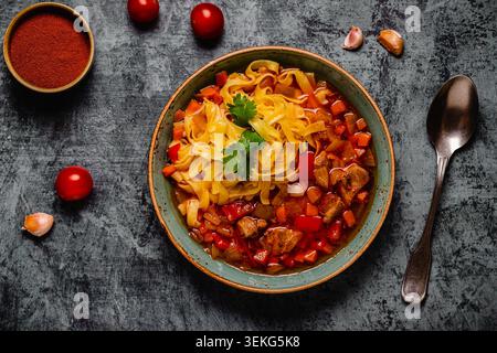Zuppa di Lagman con agnello, spaghetti fatti in casa e verdure. Cucina dell'Asia centrale. Foto Stock
