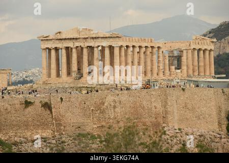 Vista dell'Acropoli Atene Grecia con il Tempio del Partenone dedicato alla dea greca Atena dal Colle Filopappou di Filopappo Foto Stock