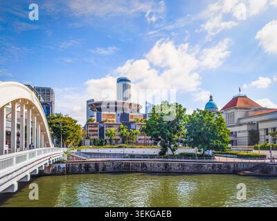 Singapore, 5 febbraio 2024, il ponte Elgin che si estende sul fiume Singapore Foto Stock