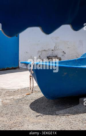 Prua di un piccolo peschereccio solitario su una strada a El Pajar, Gran Canaria, Spagna Foto Stock