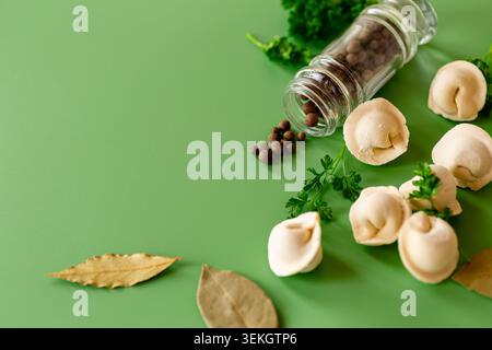 Gnocchi freschi fatti in casa con pepe prezzemolo e foglie di alloro. Foto Stock
