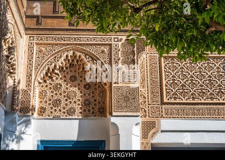 Intagliato stucco alle pareti e agli archi delle porte alle camere del cortile nel Palazzo Bahia nella Medina di Marrakech in Marocco, Nord Africa Foto Stock