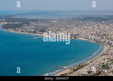 Vista panoramica della città di Vlore e della costa marittima dell'Albania Foto Stock
