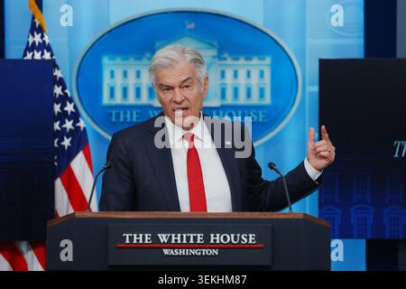 Washington, Vereinigte Staaten. 2 giugno 2026. Il dott. Mehmet Oz, Amministratore, Centers for Medicare and Medicaid Services (CMS), presenta ai media i costi sanitari nella sala informativa della stampa James S Brady della Casa Bianca a Washington, DC, USA, martedì 2 giugno, 2026 crediti: Aaron Schwartz/Pool tramite CNP/dpa/Alamy Live News Foto Stock