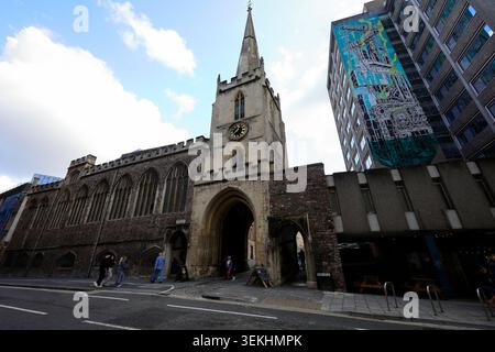 La chiesa e l'arco di San Giovanni Battista sono costruiti nelle antiche mura medievali della città, Broad Street, Bristol, Inghilterra, Regno Unito Foto Stock