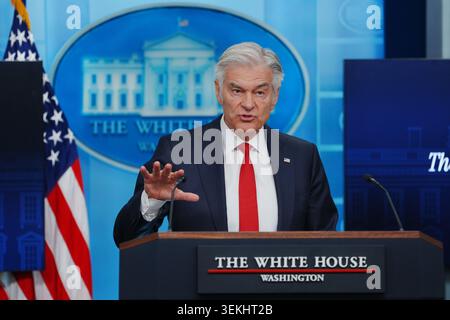 Washington, Vereinigte Staaten. 2 giugno 2026. Il dott. Mehmet Oz, Amministratore, Centers for Medicare and Medicaid Services (CMS), presenta ai media i costi sanitari nella sala informativa della stampa James S Brady della Casa Bianca a Washington, DC, USA, martedì 2 giugno, 2026 crediti: Aaron Schwartz/Pool tramite CNP/dpa/Alamy Live News Foto Stock