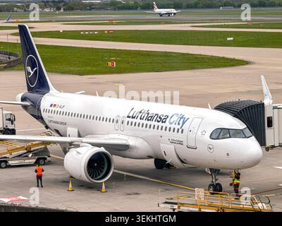Londra, Inghilterra, Regno Unito - 11 aprile 2026: Airbus A320 Neo JET (registrazione D-AIJP) operato dalle compagnie aeree Lufthansa City. Foto Stock